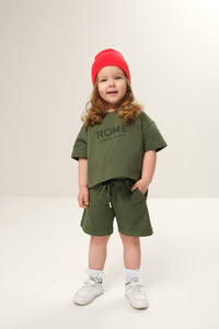 Oversized crewneck t-shirt for kids, featuring a relaxed fit and casual style