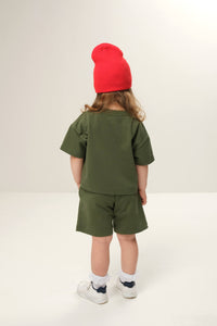 Oversized crewneck t-shirt for kids, featuring a relaxed fit and casual style