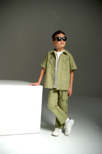 Cargo lapel shirt for kids with a practical design and stylish lapel detail