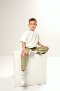 Cargo trousers for kids with multiple pockets and a durable design for active wear